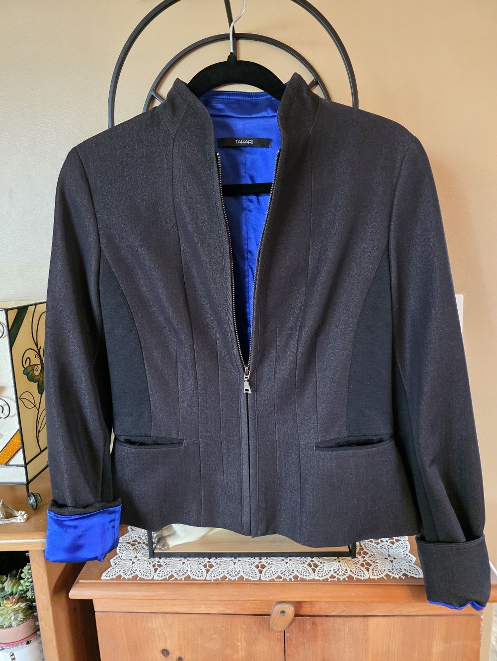 Tahari Black Women's Zip-Front Blazer Jacket with Satiny Royal Blue Lining Sz 4
